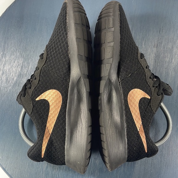 Nike Tanjun Black Metallic Rose Gold Bronze Athletic Shoes Sneakers Size… - Picture 5 of 8